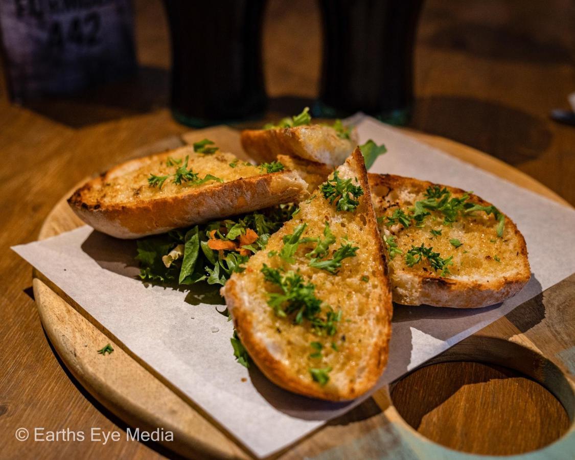 The Bear Inn لياندوفيري المظهر الخارجي الصورة
