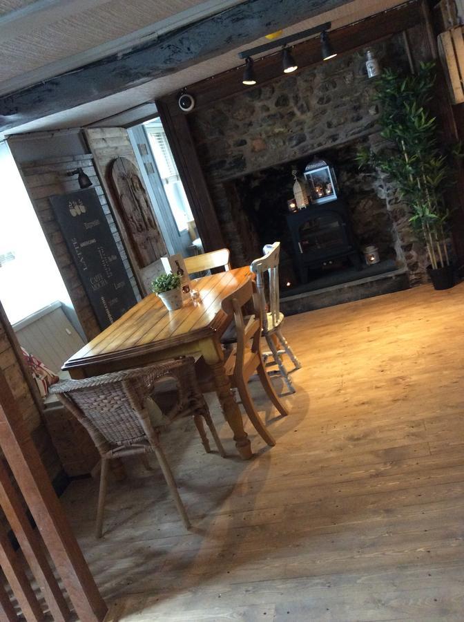The Bear Inn لياندوفيري المظهر الخارجي الصورة